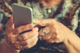 Los mejores móviles para mayores que puedes regalar a tus abuelos